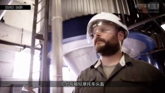 AR增強(qiáng)現(xiàn)實(shí)頭盔的外形似摩托車頭盔 AR增強(qiáng)現(xiàn)實(shí)頭盔的外形似摩托車頭盔