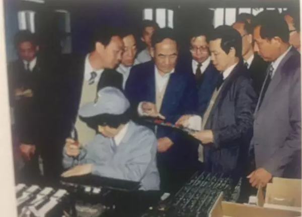 原機(jī)械工業(yè)部部長何光遠(yuǎn)參觀西儀集團(tuán)產(chǎn)品 原機(jī)械工業(yè)部部長何光遠(yuǎn)參觀西儀集團(tuán)產(chǎn)品