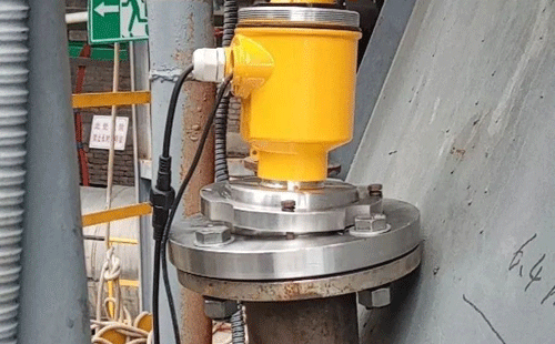 安裝在氫氧化鎂蓄水罐上的80G雷達(dá)物位計 安裝在氫氧化鎂蓄水罐上的80G雷達(dá)物位計